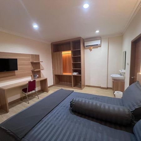 Wisma Delapan Mitra Reddoorz จาการ์ตา ภายนอก รูปภาพ