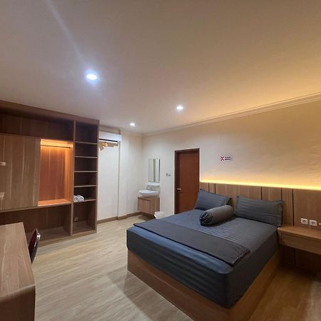 Wisma Delapan Mitra Reddoorz จาการ์ตา ภายนอก รูปภาพ