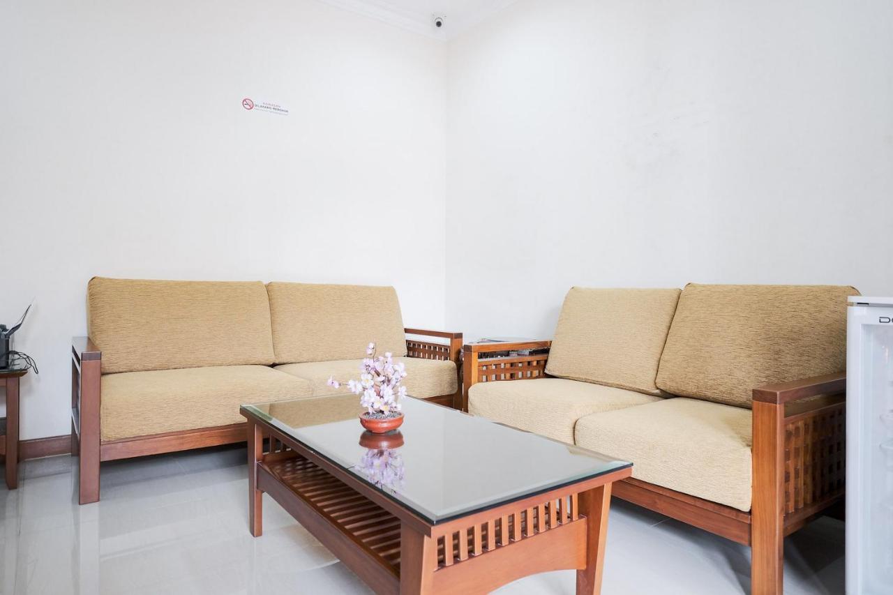 Wisma Delapan Mitra Reddoorz จาการ์ตา ภายนอก รูปภาพ