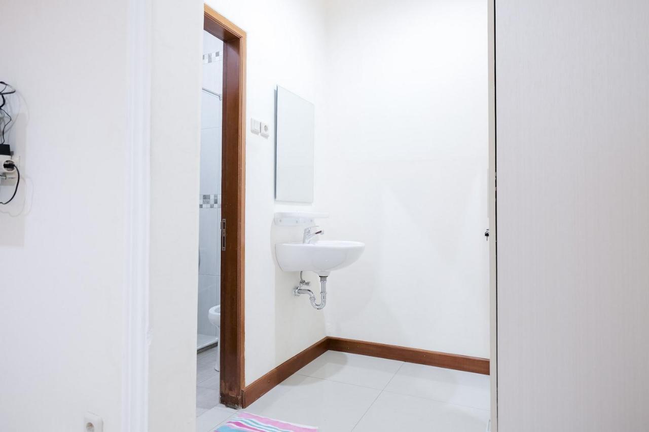 Wisma Delapan Mitra Reddoorz จาการ์ตา ภายนอก รูปภาพ