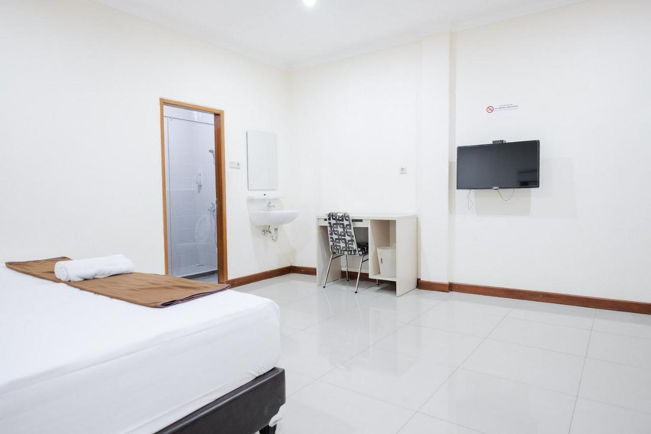 Wisma Delapan Mitra Reddoorz จาการ์ตา ภายนอก รูปภาพ